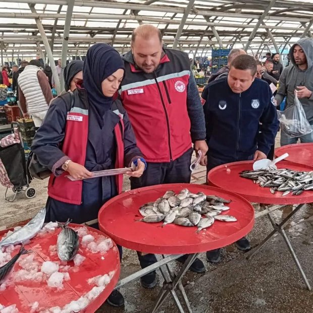 Zabıta Müdürlüğü ekiplerimiz, ilçe gıda tarım müdürlüğü ekibleri ile birlikte Su Ürünleri satışı yapan iş yeri denetimi yaptılar.