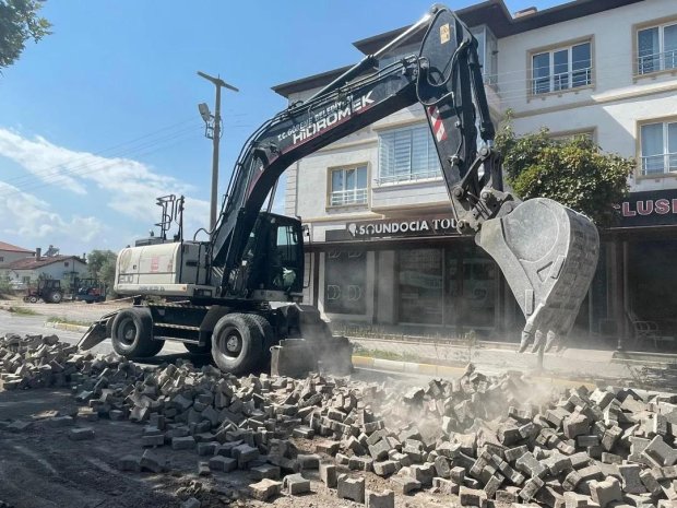 Belediye Başkanımız Mustafa Kenan Sarıtaş Fen İşleri Müdürlüğüne bağlı ekiplerimiz tarafından, Kapadokya caddesinde sıcak asfalt çalışması öncesi zemin hazırlığı ve kilitli parke sökümü çalışmasını yerinde inceledi.