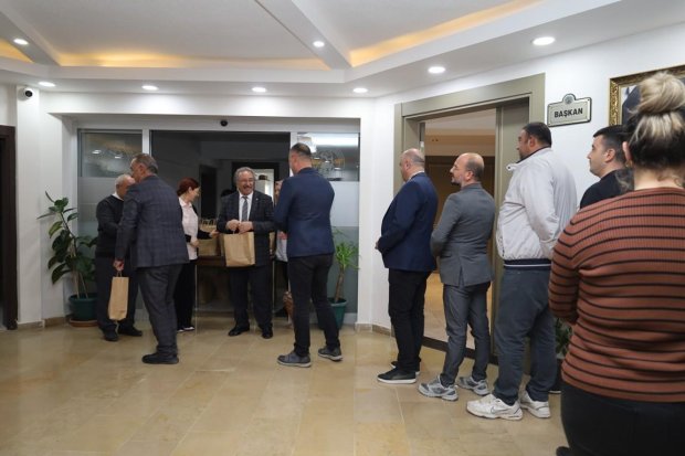 Belediye Başkanımız Sn. Mustafa Kenan Sarıtaş, Ramazan Bayramı dolayısı ile belediye binasında ve diğer hizmet birimlerinde görev yapan personellerimizle bayramlaştı.