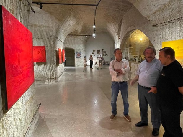 Belediye Başkanımız Sayın Mustafa Kenan Sarıtaş, dünyaca ünlü ressamımız Sayın İsmail Acar’ın Güray Müze’de açılan sergisine katıldı.