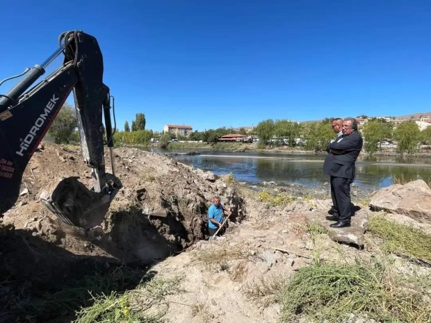 Belediye Başkanımız Kızılırmak nehri içinden geçen içme suyu boru hattında meydana gelen arızanın giderilmesi için yürütülen çalışmayı inceledi.