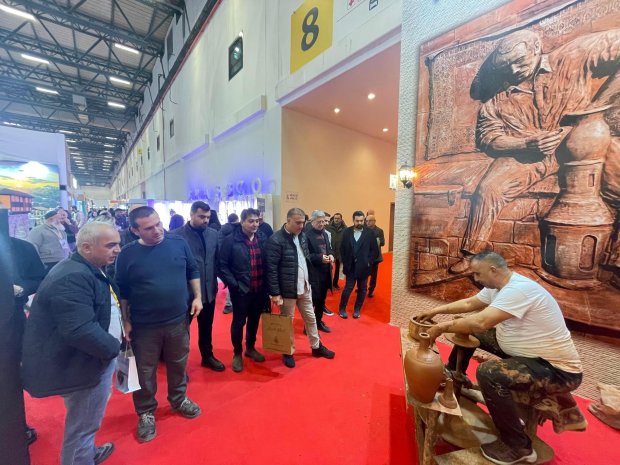 Nevşehir Valimiz Sayın Ali Fidan, EMITT 2025 Turizm Fuarında Avanos Standını Ziyaret Etti.