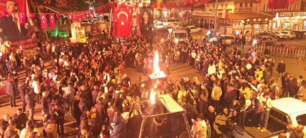 Cumhuriyet coşkusu meydanda yakılan sin sin ateşi ve çalınan marşlarla doyasıya kutlandı.
