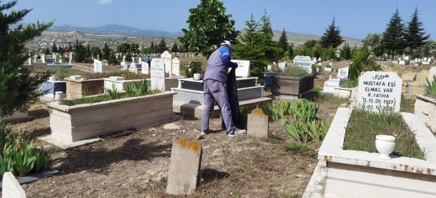 Mezarlıkta Temizlik Çalışmaları Gerçekleştirildi