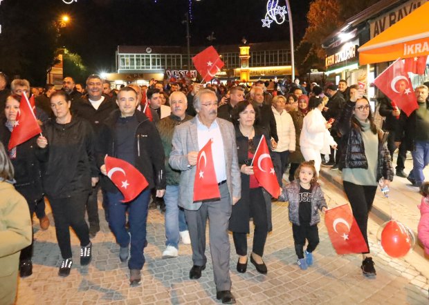 Cumhuriyet coşkusu meydanda yakılan sin sin ateşi ve çalınan marşlarla doyasıya kutlandı.