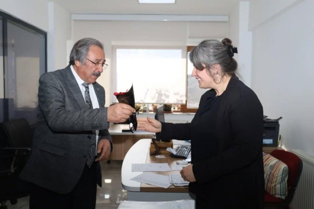 8 Mart Dünya Kadınlar Günü'nün hafta sonuna denk gelmesinden dolayı, Belediye Başkanımız Sn. Mustafa Kenan Sarıtaş, haftanın ilk iş günü belediyemizde çalışan kadın personellerimize çiçek takdim ederek, 8 Mart Dünya Kadınlar Günü'nü kutladı.