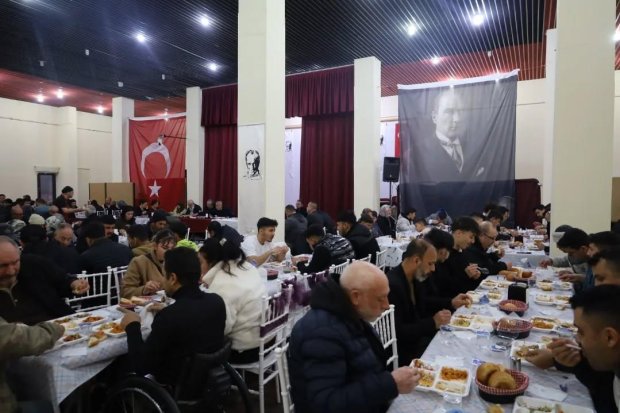 Belediyemiz tarafından düzenlenen geleneksel iftar yemeği, yoğun katılımla devam ediyor.