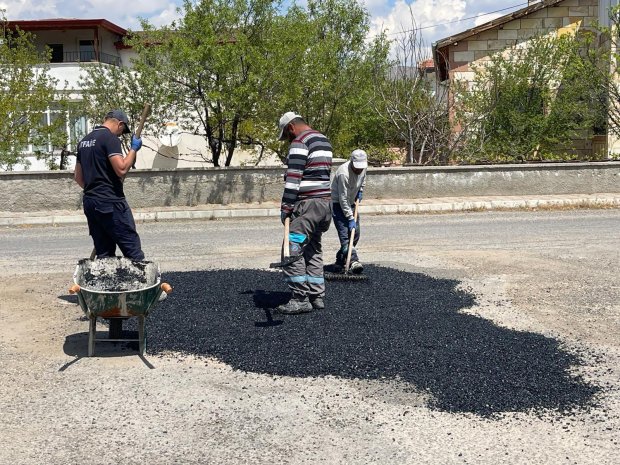 HAVALARIN MÜSAİT OLMASIYLA BİRLİKTE YOL TAMİRAT VE ONARIM ÇALIŞMALARI İÇİN HAREKETE GEÇİLDİ