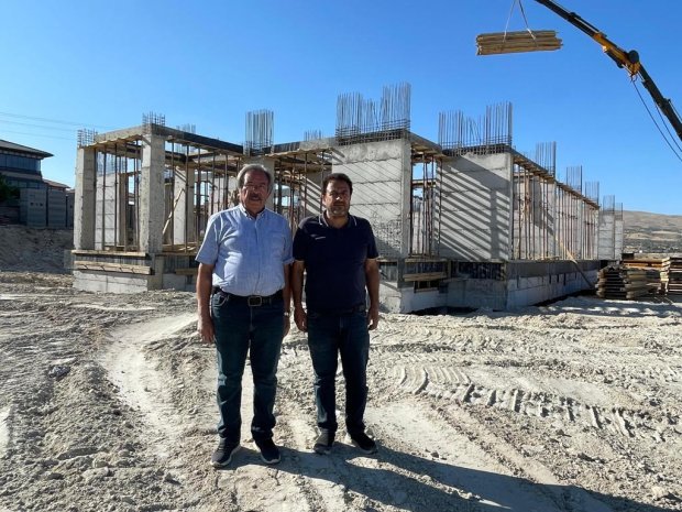 İlçemizin iki önemli yatırımı olan; yeni Hükümet Konağı binası ile Kız Meslek ve Teknik Anadolu Lisesi inşaatları, adeta birbiriyle yarışarak hızla yükseliyor.