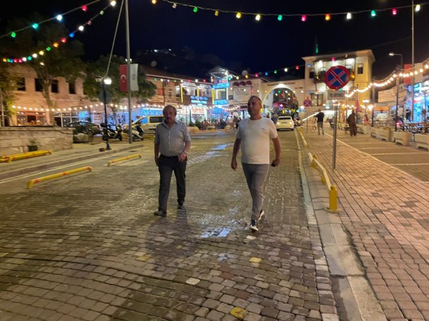 Belediye Başkanımız Sayın Mustafa Kenan Sarıtaş, Sayın İlker Tuncay Fırat ile birlikte, çarşı bölgesinin estetik bütünlüğüyle uyumlu şekilde projelendirilen yeni aydınlatma sistemlerini yerinde inceledi.