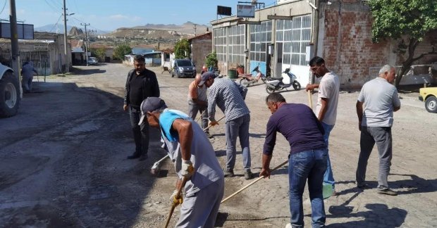 Destek Hizmetleri Müdürlüğüne bağlı ekiplerimiz, ilçemiz Sanayi Bölgesinde iş makineleri ile yol, kaldırım, çöp ve sanayi atığı temizliği gerçekleştirdiler.