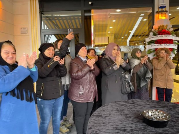 Belediye Başkanımız Sayın Mustafa Kenan Sarıtaş yeni yerinde hizmete giren Damla Pastanesi'nin açılışını gerçekleştirdi.