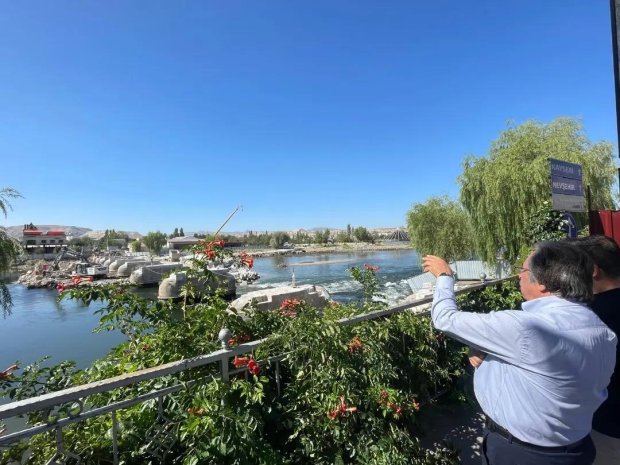 Belediye Başkanımız Mustafa Kenan Sarıtaş, Tarihi Taş Köprüde yapılan restorasyon çalışmasını ve ekiplerimizin gerçekleştirdikleri çalışmaları inceleyerek kontrol etti.