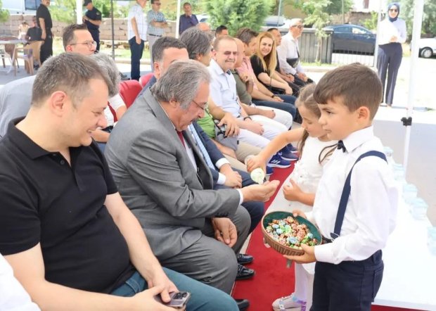Belediye Başkanımız Ayhanlar İlkokulu Tarafından Hazırlanan Yıl Sonu Etkinliğine Katılım Sağladı.