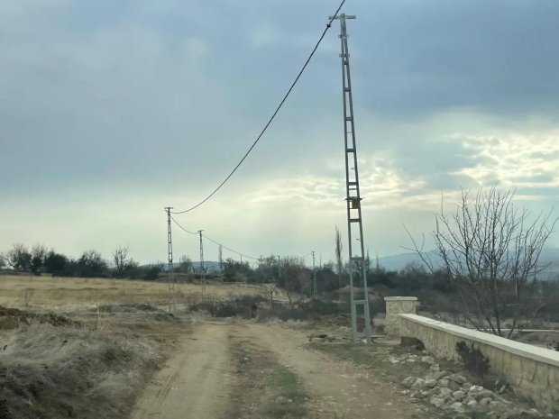 Köybağı mevkiinde elektrik direği dikme çalışması devam ediyor.