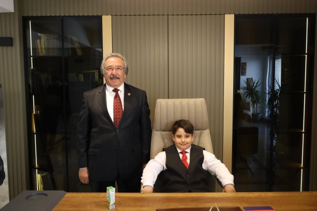 23 Nisan Ulusal Egemenlik ve Çocuk Bayramı kapsamında, Belediye Başkanımız Sayın Mustafa Kenan Sarıtaş, başkanlık koltuğunu sembolik olarak çocuklara devretti.