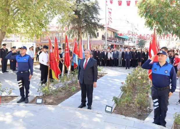 29 Ekim Cumhuriyet Bayramı Dolayısıyla Atatürk Anıtına Çelenk Sunumu Yapıldı