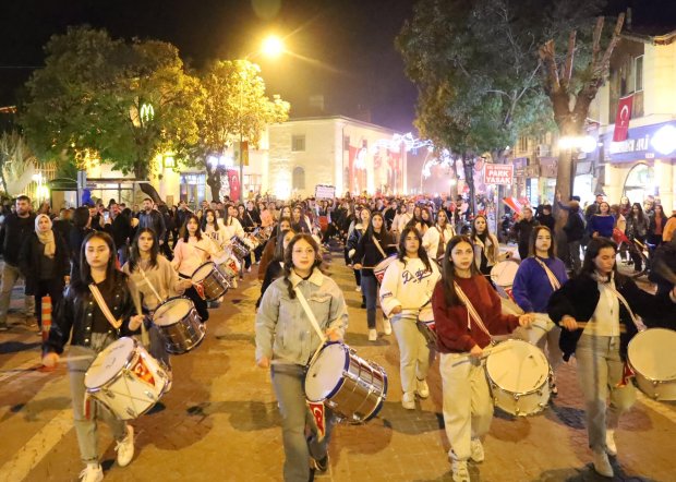 Cumhuriyet coşkusu meydanda yakılan sin sin ateşi ve çalınan marşlarla doyasıya kutlandı.