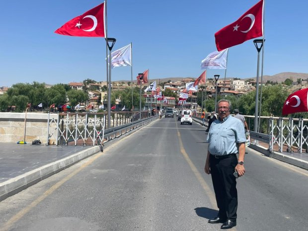 Avanos’un simgelerinden biri olan Tarihi Taşköprümüzün 9 Ağustos 2025 Cumartesi günü gerçekleştirilecek olan resmi açılış töreni öncesinde hazırlık çalışmaları tüm hızıyla sürüyor.