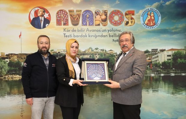 KÜLTÜREL MİRASIMIZI YAŞATAN İPEK HALI USTASINA PLAKET TAKDİM EDİLDİ