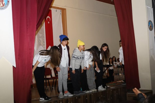 29 Ekim Cumhuriyet Bayramı kutlama etkinlikleri kapsamında, belediyemiz bünyesinde çalışmalarını sürdüren Türk Halk Müziği Korosu ve Çocuk Korosu tarafından Cumhuriyet Konseri ve Tiyatro Etkinliği gerçekleştirildi.