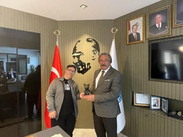 Gevher Nesibe Özel Eğitim Uygulama Okulu 3 kademe öğrencileri, Beden Öğretmeni Sn. Ebru Ulaş refakatinde Belediye Başkanımız Sayın Mustafa Kenan Sarıtaş'ı ziyaret ettiler.