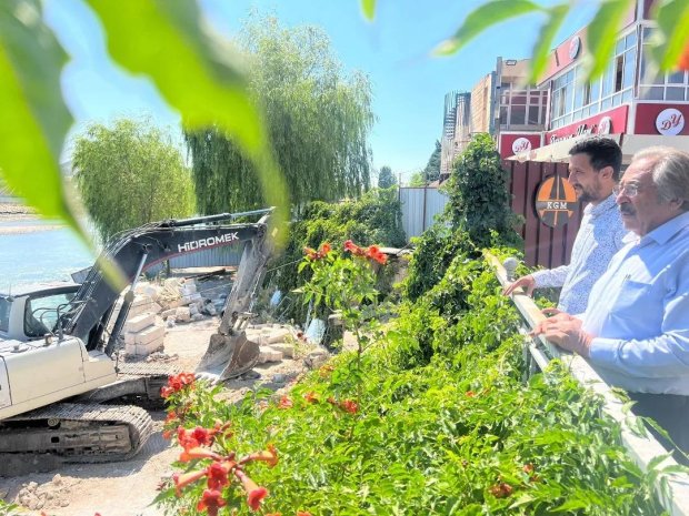 Belediye Başkanımız Mustafa Kenan Sarıtaş, restorasyon süreci devam eden Tarihi Taş Köprü’nün çalışmalarını yerinde inceledi.