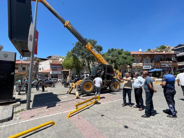 Çarşı Meydanındaki Ekonomik Ömrünü Dolduran Arızalı LED Dev Ekran Panel Sökülerek Görüntü Kirliliği Ortadan Kaldırıldı
