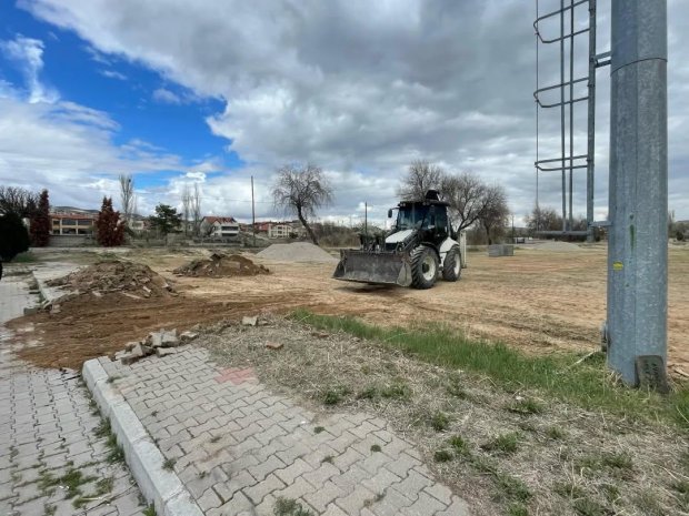 Kızılırmak kenarında, Karşıbağ girişinde atıl durumda bulunan boş arazi, taş döşenerek halkımızın hizmetine otopark olarak sunulmak üzere düzenleme çalışmaları başlatıldı.
