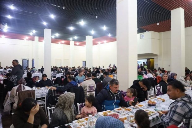 Belediyemiz tarafından düzenlenen geleneksel iftar yemeği, yoğun katılımla devam ediyor.