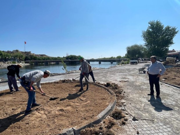 Belediye Başkanımız Sayın Mustafa Kenan Sarıtaş, Taşköprü ile Belediyemize ait Evani Kır Düğün Bahçesi arasında yer alan alanda yürütülen peyzaj düzenleme çalışmalarını yerinde inceledi.