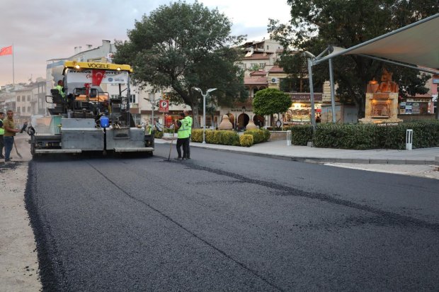 İlçemiz çarşı merkezinde başlattığımız asfalt çalışmalarımızı büyük bir titizlik ve yoğun bir tempoyla sürdürüyoruz.