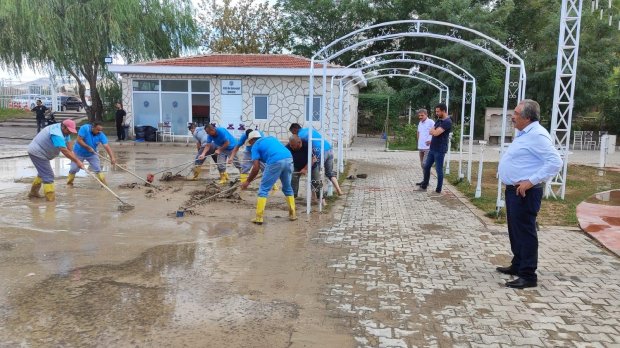 Belediyemize ait Evani Kır Bahçesi Düğün ve Etkinlik Alanınında sel taşkını sonucu oluşan hasar ve kirlilik belediye personellerimizin yoğun ve özverili çalışmaları sonucu giderilerek; alan, bu akşam ki düğün için hazır hale getirildi.
