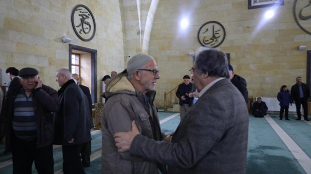 Belediye Başkanımız Sayın Mustafa Kenan Sarıtaş Bayram Namazının ardından Şehit Şevket Tekin Merkez Camii’nde hemşehrilerimizle bayramlaştılar.