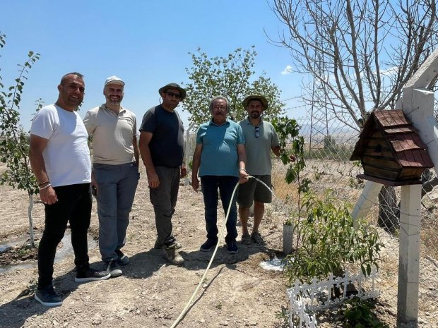 Belediye Başkanımız Sayın Mustafa Kenan Sarıtaş Köybağında kapalı devre sulama sisteminde ilk sulamayı yaparak ağaçlara can suyu verdi.