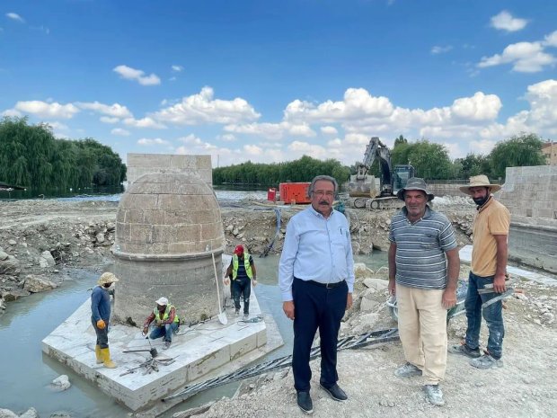 Belediye Başkanımız, restorasyon süreci devam eden Tarihi Taş Köprü’nün çalışmalarını yerinde inceledi.
