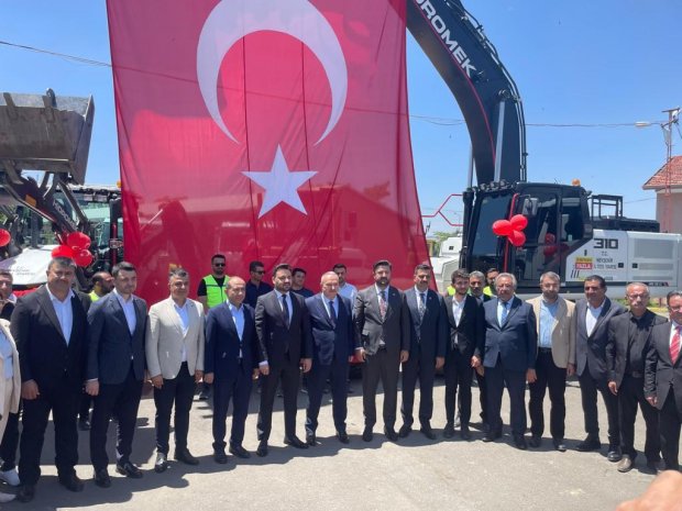 Nevşehir İl Özel İdaresi tarafından düzenlenen “Sezon Açılışı ve Araç Tanıtım Programı”, yoğun bir katılımla İl Özel İdaresi yerleşkesinde gerçekleştirildi.
