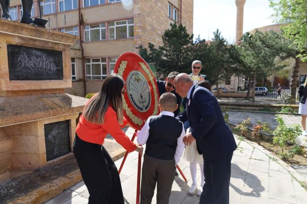 Avanos’ta 23 Nisan Ulusal Egemenlik ve Çocuk Bayramı, Çelenk Sunumu ve Kortej Yürüyüşü ile Başladı