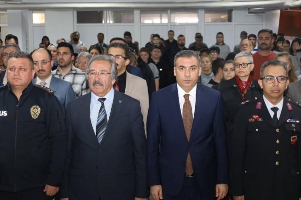 18 Mart Şehitleri Anma Günü ve Çanakkale Deniz Zaferi’nin 110.Yıl Dönümü münasebetiyle Avanos Mehmet Akif Ersoy Ortaokulu’nda anma programı düzenlendi.