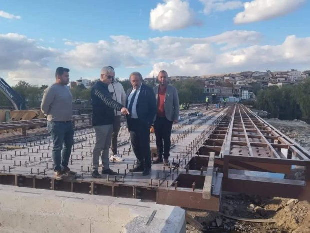 Belediye Başkanımız Mustafa Kenan Sarıtaş, Tarihi Taş Köprümüzün tadilatında kullanılan çelik konstrüksiyon üretimini yapan Ceceli Grup Yönetim Kurulu Başkanı Şerafeddin Ceceli ve ekibi ile birlikte Taş Köprümüzdeki çalışmaları incelediler.