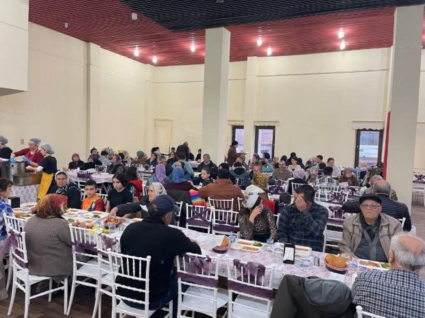 Belediyemiz tarafından düzenlenen geleneksel iftar yemeği, yoğun katılımla devam ediyor.