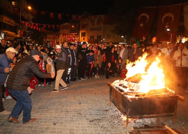 Cumhuriyet coşkusu meydanda yakılan sin sin ateşi ve çalınan marşlarla doyasıya kutlandı.