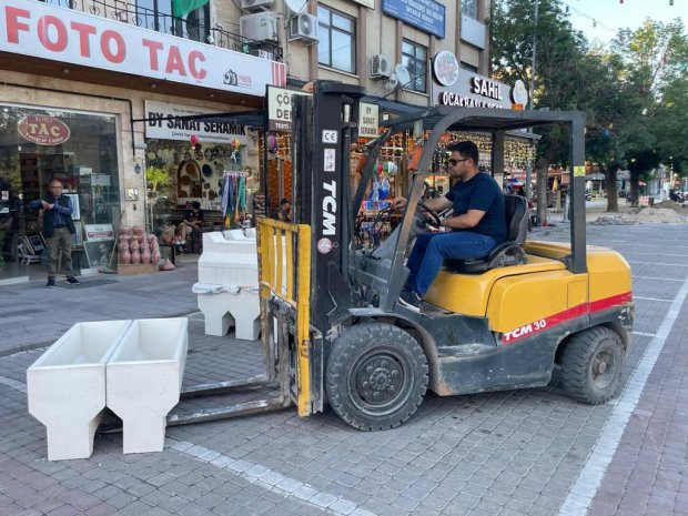 Belediyemizin çarşı merkezinde başlattığı yayalaştırma ve trafiği sınırlandırma çalışmalarının ardından, bölgenin estetik görünümünü de desteklemek üzere çarşı merkezine dekoratif çiçek saksıları temin edilerek yerleştirilmeye başlandı.