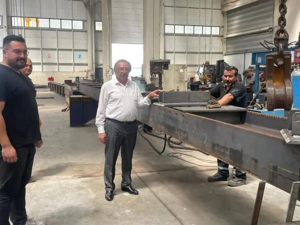 Belediye Başkanımız Mustafa Kenan Sarıtaş, Restorasyon çalışmaları hızlı bir şekilde devam eden Tarihi Taş Köprü’müzün çelik bağlantılarının yapım çalışmalarını Ankara’da Ceceli Grubu Yönetim Kurulu Başkanı Şerafettin Ceceli, Fabrika müdürü Ertuğrul Bilka