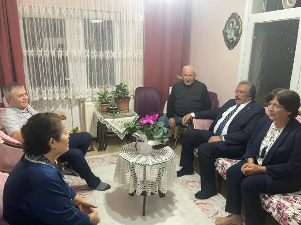 Belediye Başkanımız Sayın Mustafa Kenan Sarıtaş, kıymetli eşi Sayın Cahide Sarıtaş Hanımefendi ile birlikte 24 Kasım Öğretmenler Günü dolayısıyla ilçemizin eğitim hayatına yıllarca emek vermiş, emekli öğretmenlerimizi ziyaret etti.