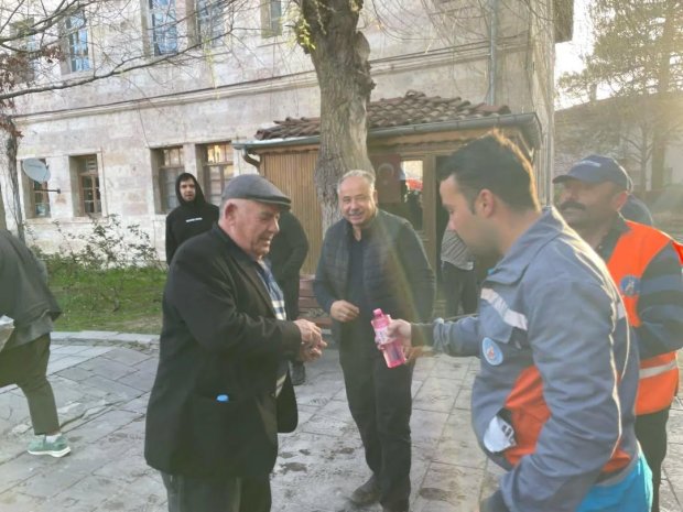 Belediye Başkanımız Sayın Mustafa Kenan Sarıtaş, Ramazan Bayramı’nın manevi atmosferini hemşehrilerimizle birlikte yaşayarak bayram namazını Avanos Şehit Şevket Tekin Merkez Camii'nde eda ettikten sonra vatandaşlarımızla bayramlaştı.