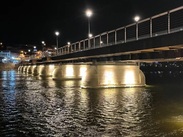 Avanos Tarihi Taş Köprü, aydınlatma çalışmalarının tamamlanmasıyla birlikte göz kamaştıran bir görünüme kavuştu.