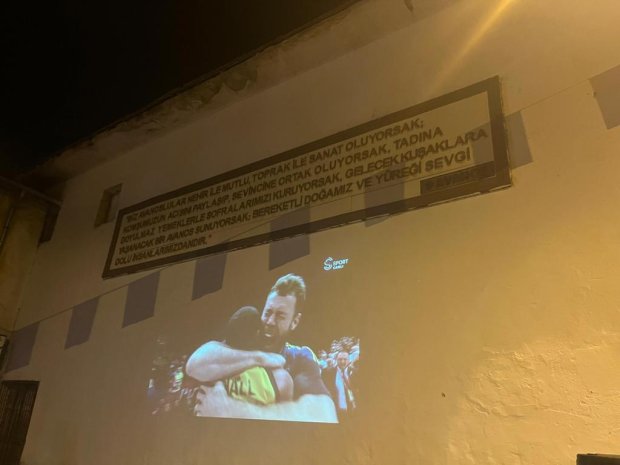 Dev ekranda maçı izleyen yüzlerce vatandaşımız, galibiyetle birlikte büyük bir coşku ve sevinç yaşadı.