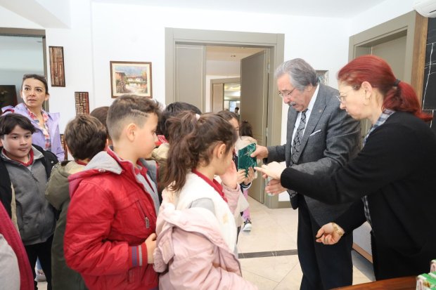 Alaeddin İlköğretim Okulu öğrencileri, Belediye Başkanımız Sn. Mustafa Kenan Sarıtaş’ı ziyaret ettiler.