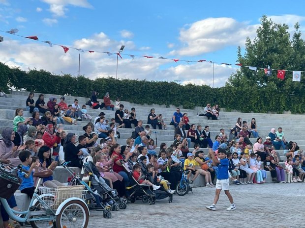 Avanos Belediyesi ve Göreme Belediyesi iş birliğinde, Kapadokya At ve Atçılık Kültür Festivali etkinlikleri kapsamında çocuklara yönelik Tiyatro oyunu düzenlendi.